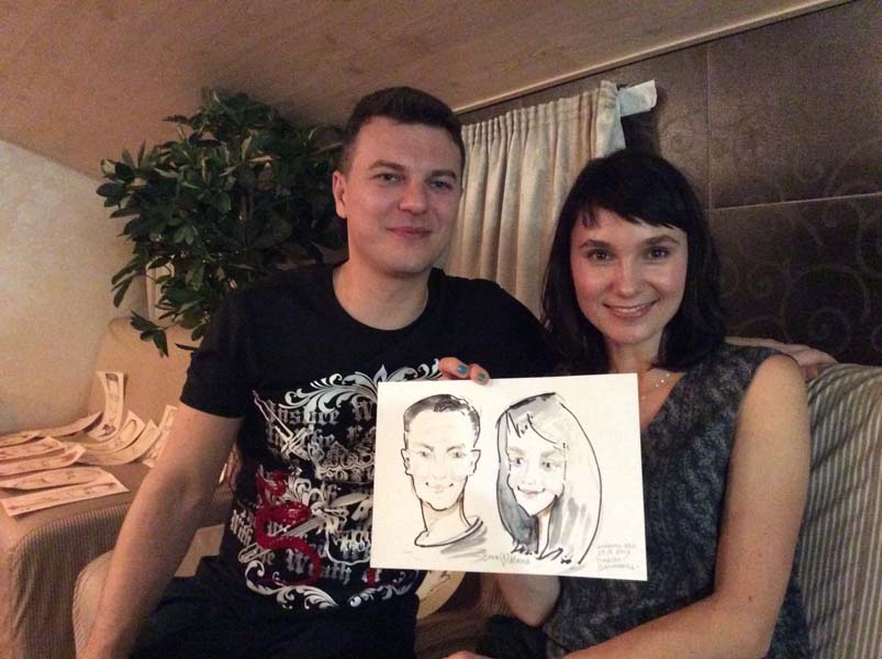  Ваня и Маша позируют шаржисту Михаилу Шабалину