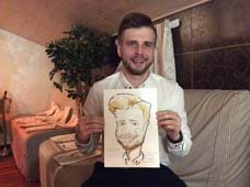 Вячеслав держит свой шарж от Мишеля на свадьбе в 