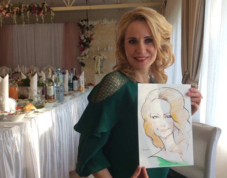 Татьяна показывает свой шарж от Михаила Шабалина на свадьбе