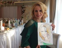 Татьяна показывает свой шарж от Михаила Шабалина на свадьбе