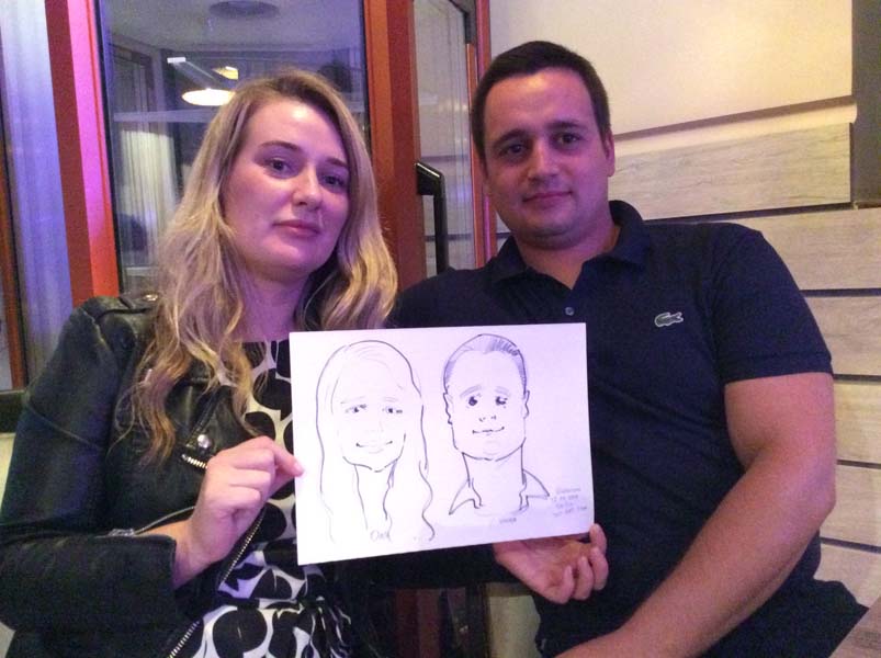  Ольга и Евгений позируют шаржисту на свадьбе в ресторане 