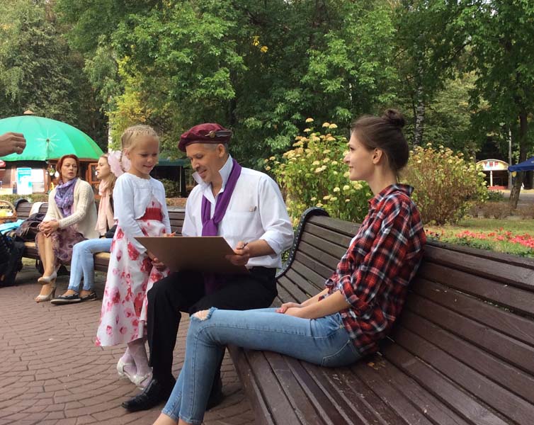 Шаржист Михаил Шабалин рисует на свадебном торжестве