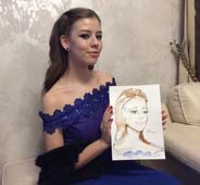 Девушка в синем платье держит свой шарж, шаржист Мишель, шаржист Михаил Шабалин, Минск