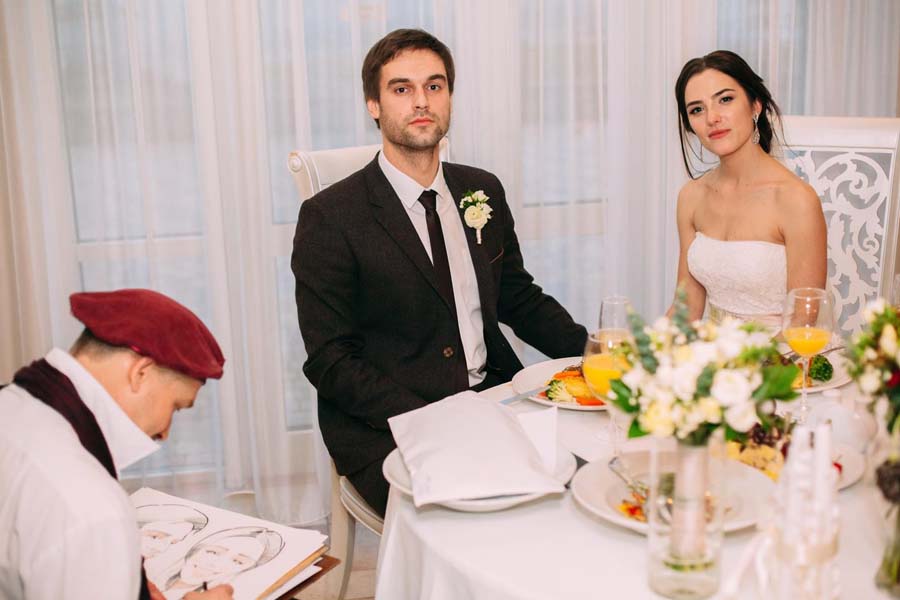  шаржист на свадьбе рисует в Робинсон клубе