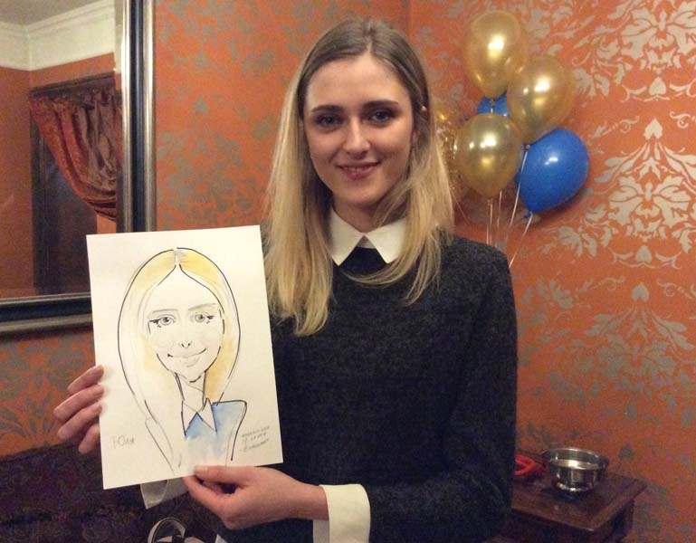  Юля показывает свой шарж на свадьбе в 